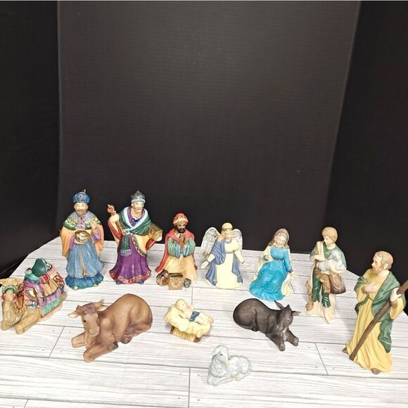Vintage Traditions 12 Piece Porcelain Holiday Nativity Set Hand Painted #75177 - Picture 3 of 13